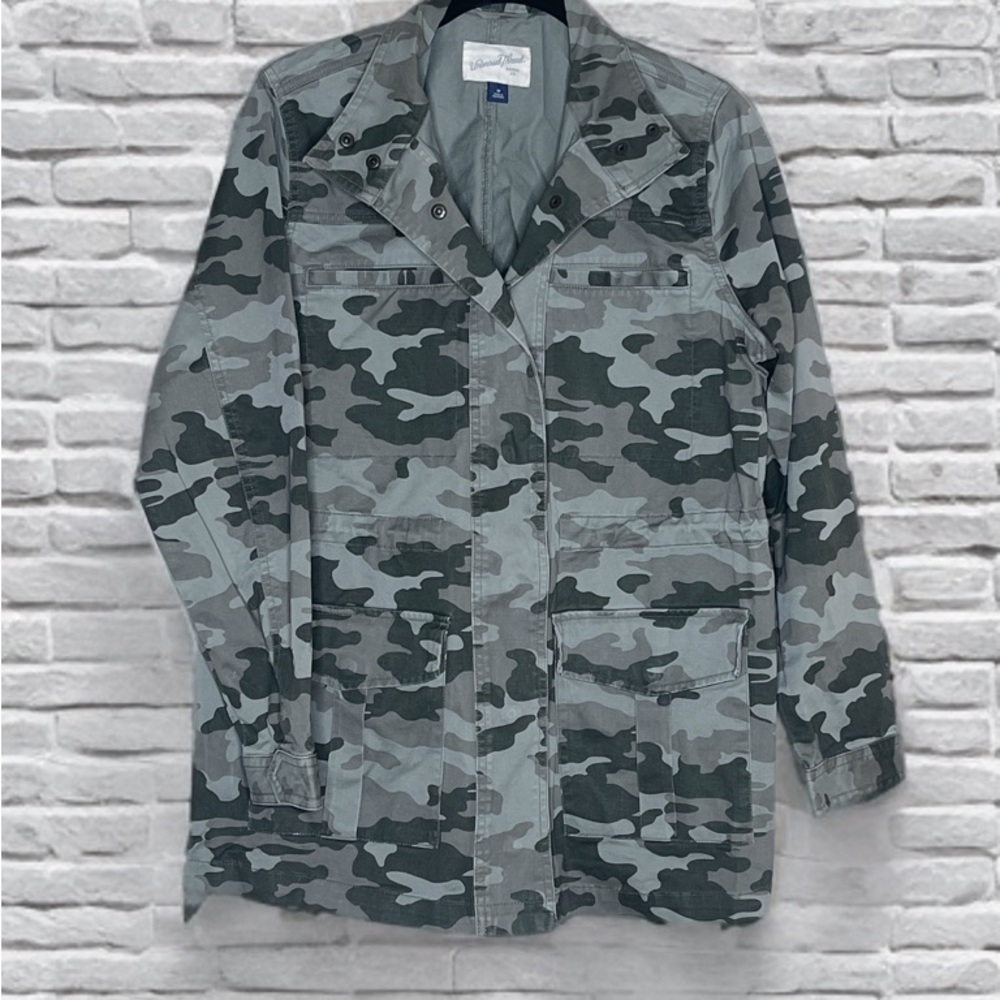 Universal Threads Woman's Denim Jacket Size M Green Camouflage Snap Button